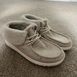 Fuzzy hey dudes hardly worn